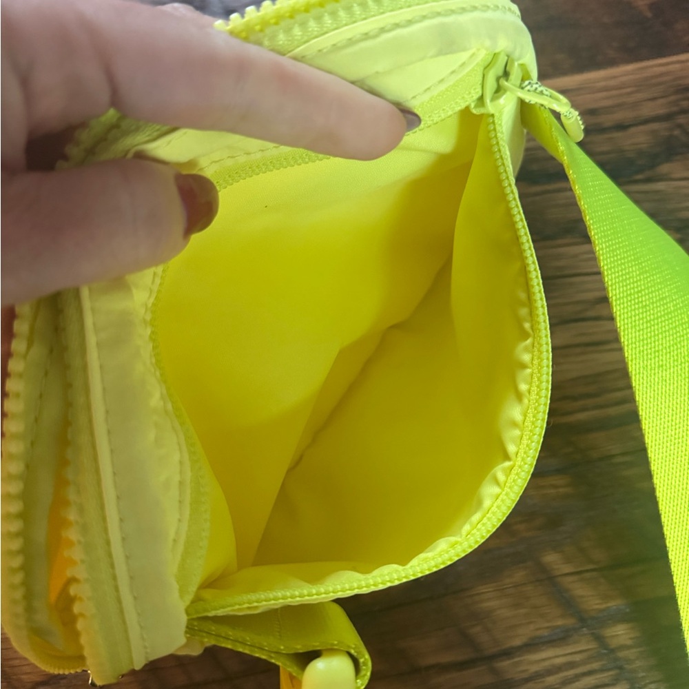Lululemon Bright Yellow 1L Everywhere Belt Bag - Picture 3 of 3